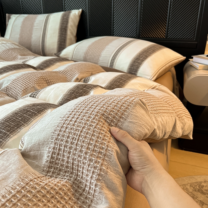 91家纺网 家纺一手货源 找家纺 莱茵家居 2025新款A类简约60S色织提花磨毛四件套 丝序-暮色棕