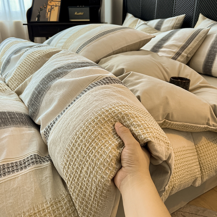 91家纺网 家纺一手货源 找家纺 莱茵家居 2025新款A类简约60S色织提花磨毛四件套 丝序-浅茶灰