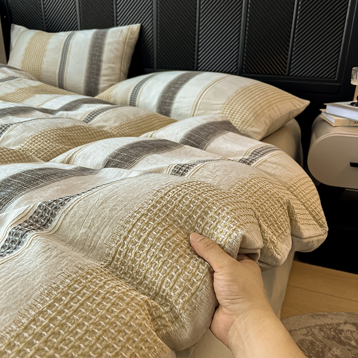 91家纺网 家纺一手货源 找家纺 莱茵家居 2025新款A类简约60S色织提花磨毛四件套 丝序-浅茶灰