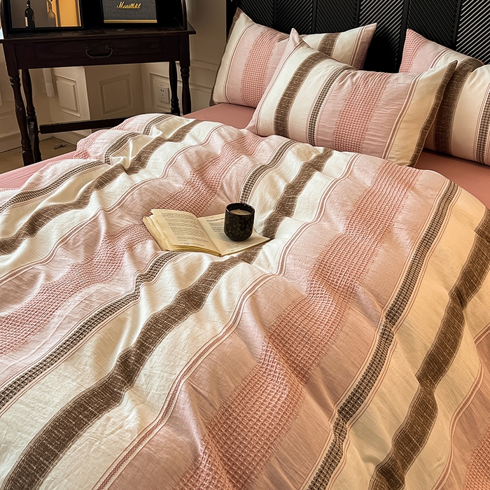 91家纺网 家纺一手货源 找家纺 莱茵家居 2025新款A类简约60S色织提花磨毛四件套 丝序-胭脂粉