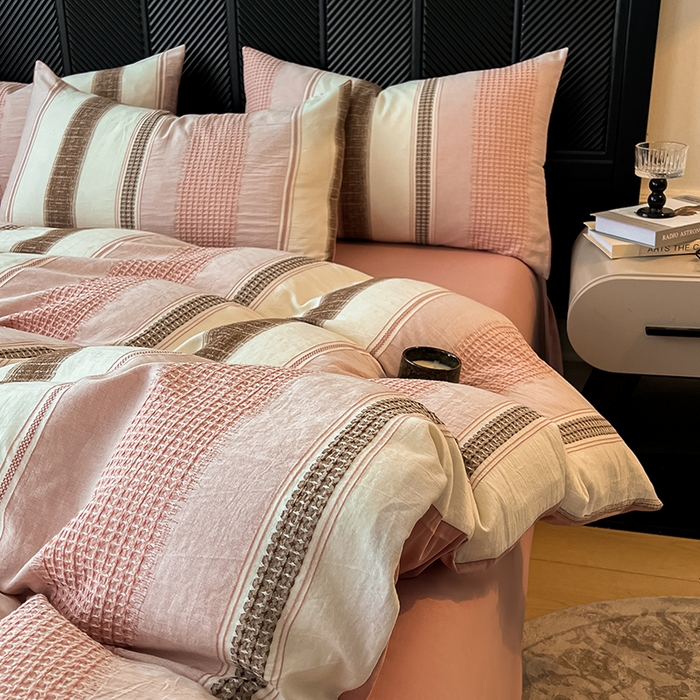 91家纺网 家纺一手货源 找家纺 莱茵家居 2025新款A类简约60S色织提花磨毛四件套 丝序-胭脂粉