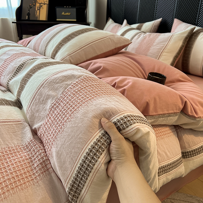 91家纺网 家纺一手货源 找家纺 莱茵家居 2025新款A类简约60S色织提花磨毛四件套 丝序-胭脂粉