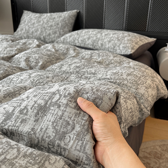 91家纺网 家纺一手货源 找家纺 莱茵家居 2025新款A类简约60S色织提花磨毛四件套 织境-深霜灰
