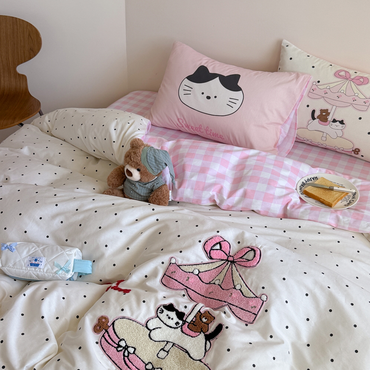 91家纺网 家纺一手货源 找家纺 美乐迪家纺 2025新款全棉毛巾绣绣花四件套 童趣小猫