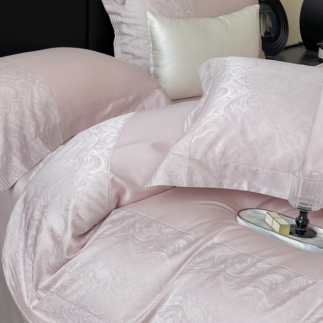 91家纺网 家纺一手货源 找家纺 2025新款高端A类贡缎提花长绒棉四件套纯棉全棉拼接被套纯色被套热款床上用品-南翎 南翎-芸粉