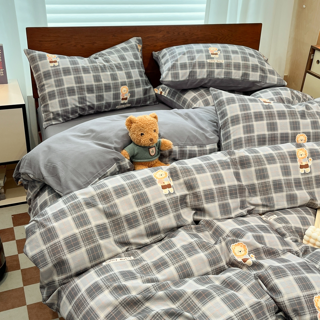 91家纺网 家纺一手货源 找家纺 典曼家纺 2025秋冬新品美拉德卡通磨毛四件套 小萌狮