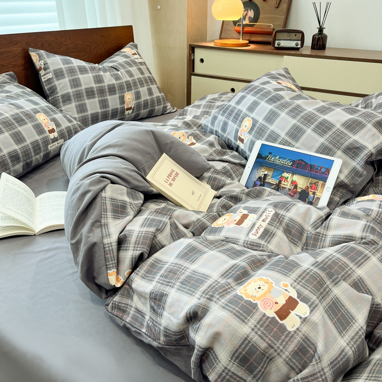 91家纺网 家纺一手货源 找家纺 典曼家纺 2025秋冬新品美拉德卡通磨毛四件套 小萌狮