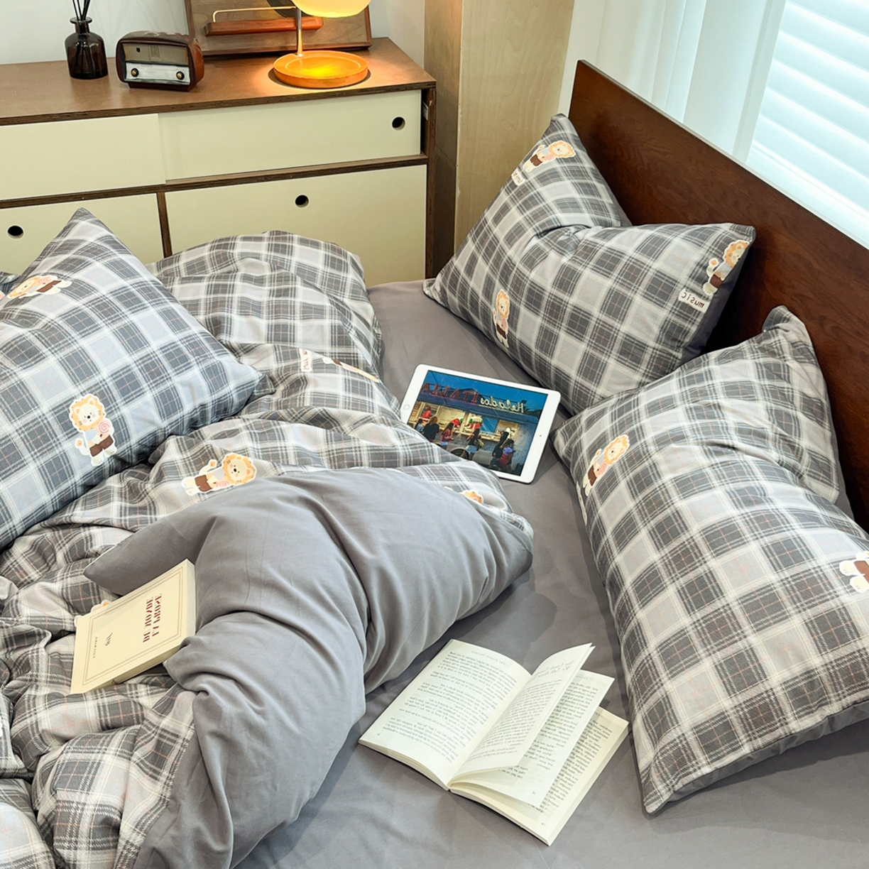 91家纺网 家纺一手货源 找家纺 典曼家纺 2025秋冬新品美拉德卡通磨毛四件套 小萌狮