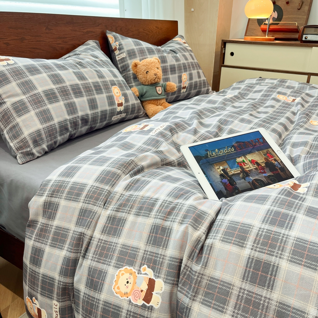 91家纺网 家纺一手货源 找家纺 典曼家纺 2025秋冬新品美拉德卡通磨毛四件套 小萌狮