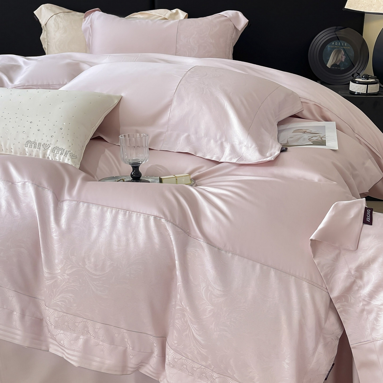 91家纺网 家纺一手货源 找家纺 （总）2025新款高端A类贡缎提花长绒棉四件套纯棉全棉拼接被套纯色被套爆款床上用品-南翎