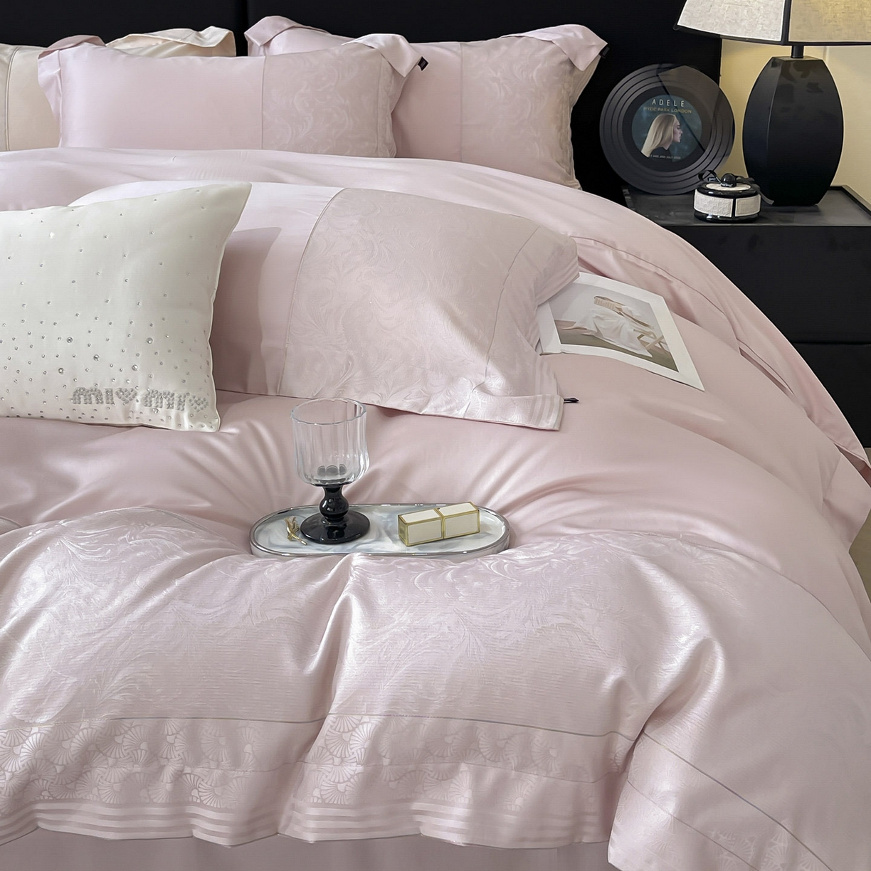 91家纺网 家纺一手货源 找家纺 （总）2025新款高端A类贡缎提花长绒棉四件套纯棉全棉拼接被套纯色被套爆款床上用品-南翎