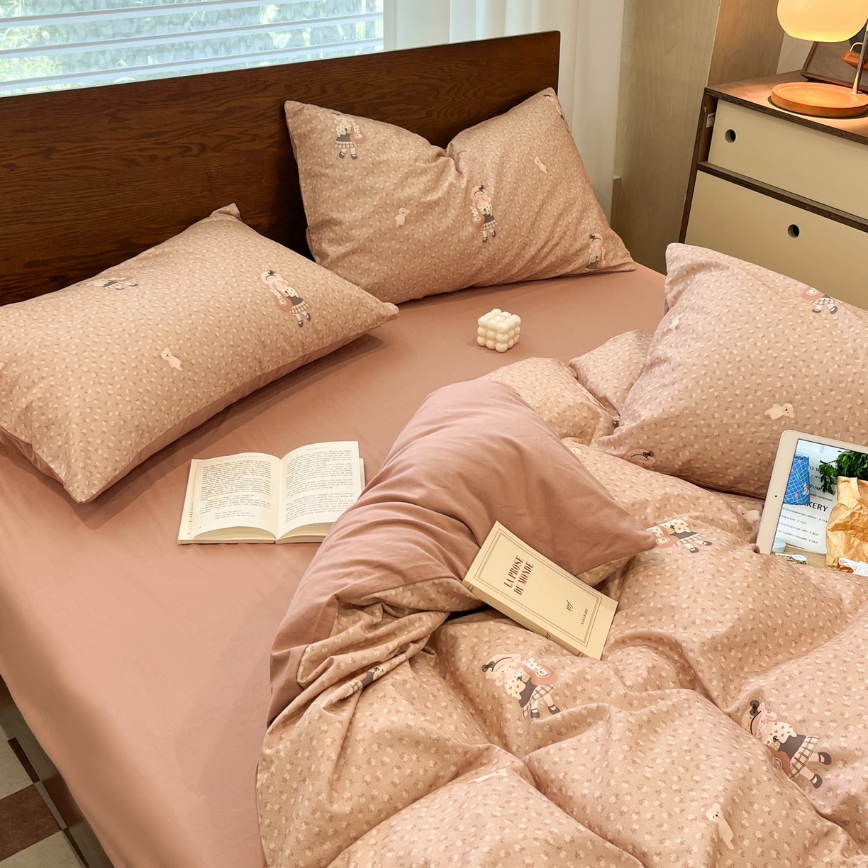 91家纺网 家纺一手货源 找家纺 典曼家纺 2025秋冬新品美拉德卡通磨毛四件套 乐桃