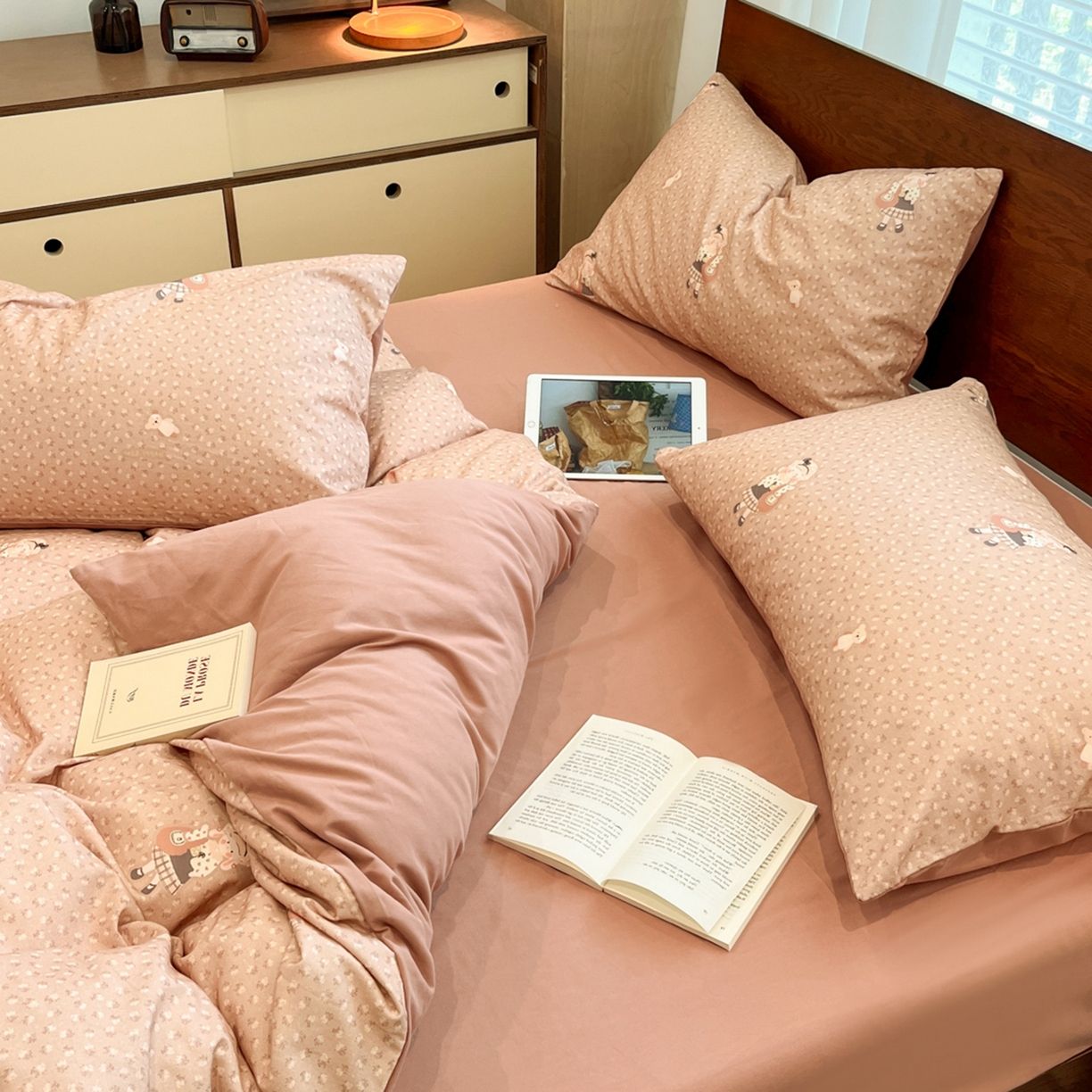 91家纺网 家纺一手货源 找家纺 典曼家纺 2025秋冬新品美拉德卡通磨毛四件套 乐桃