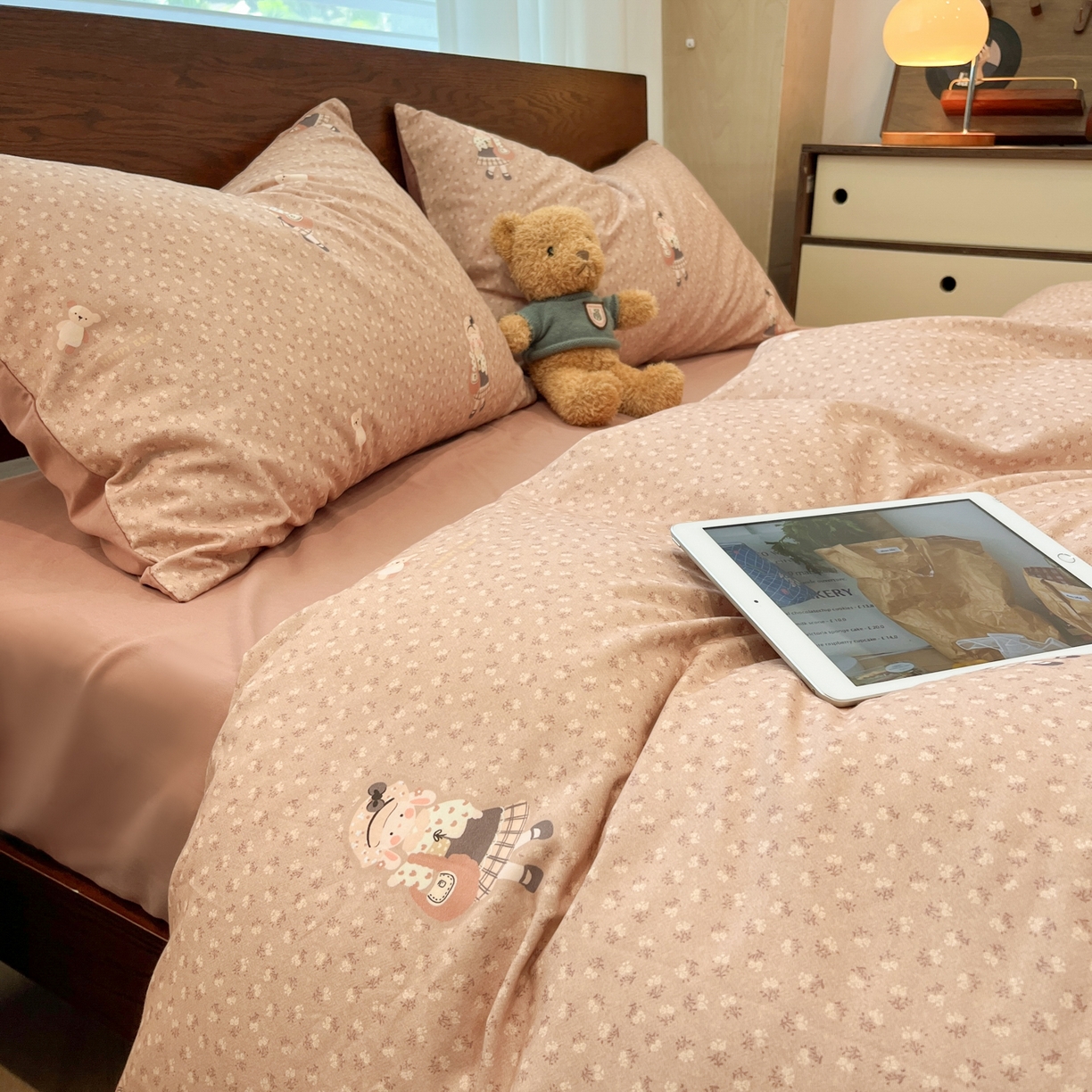 91家纺网 家纺一手货源 找家纺 典曼家纺 2025秋冬新品美拉德卡通磨毛四件套 乐桃