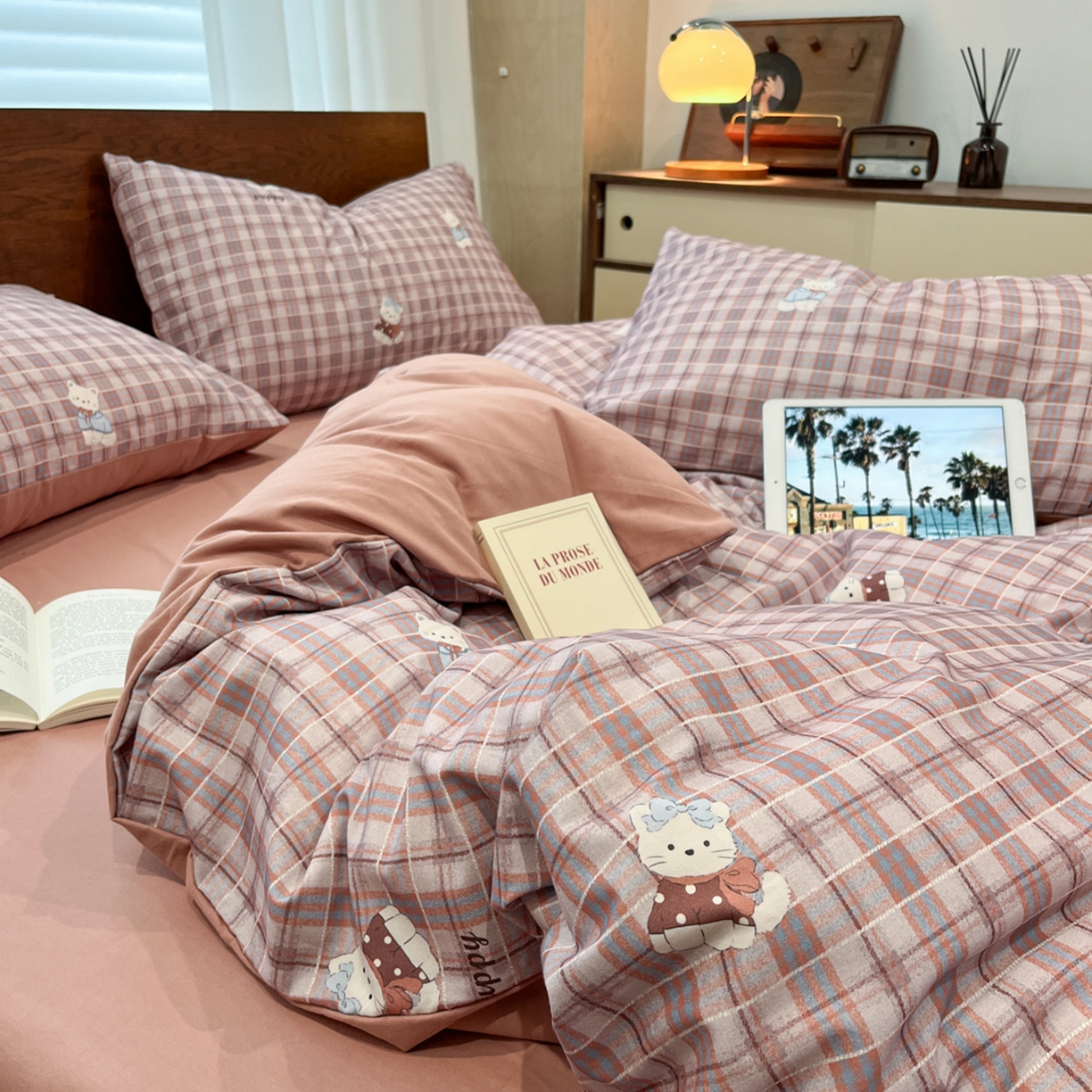 91家纺网 家纺一手货源 找家纺 典曼家纺 2025秋冬新品美拉德卡通磨毛四件套 甜酷猫猫