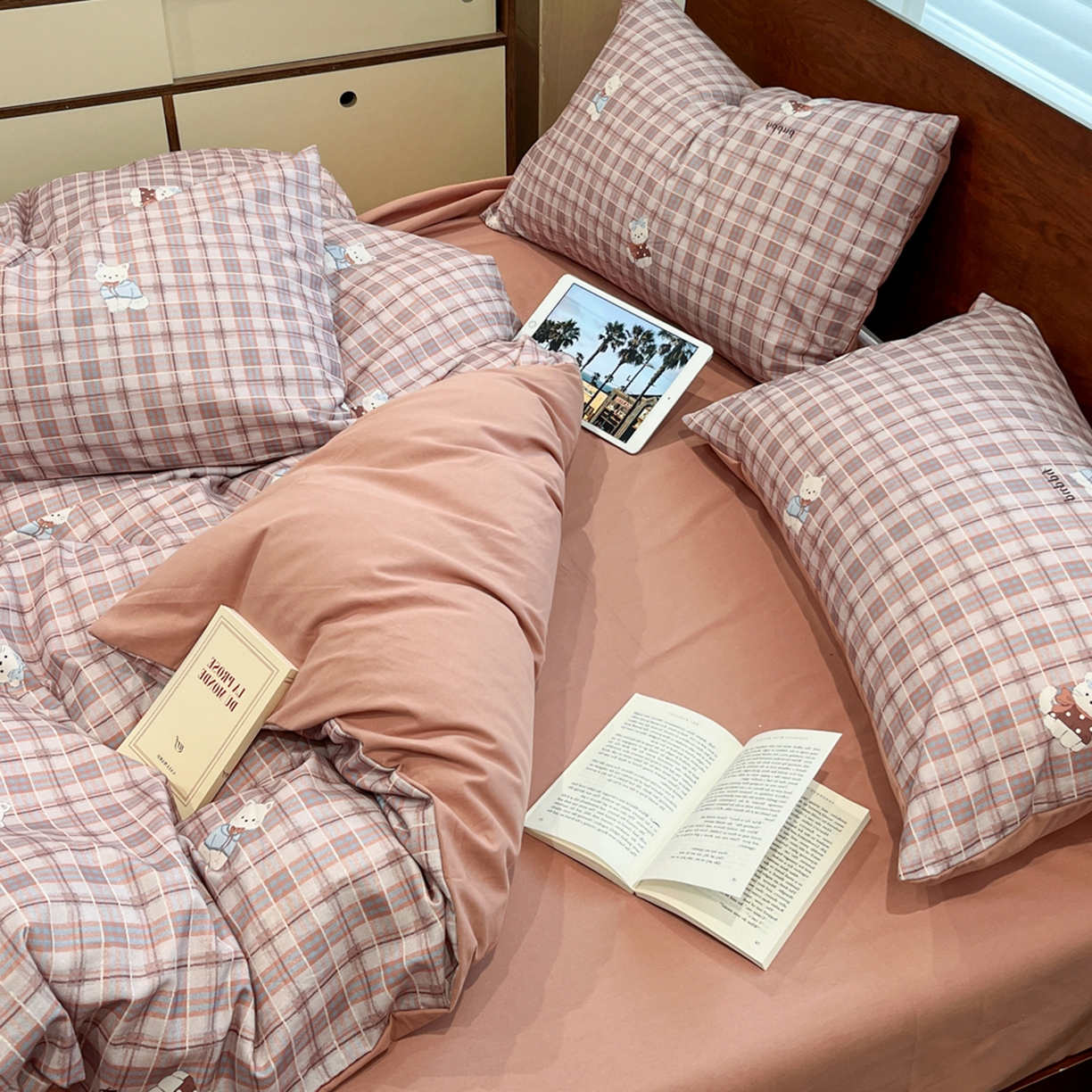 91家纺网 家纺一手货源 找家纺 典曼家纺 2025秋冬新品美拉德卡通磨毛四件套 甜酷猫猫