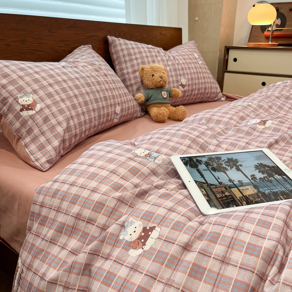 91家纺网 家纺一手货源 找家纺 典曼家纺 2025秋冬新品美拉德卡通磨毛四件套 甜酷猫猫