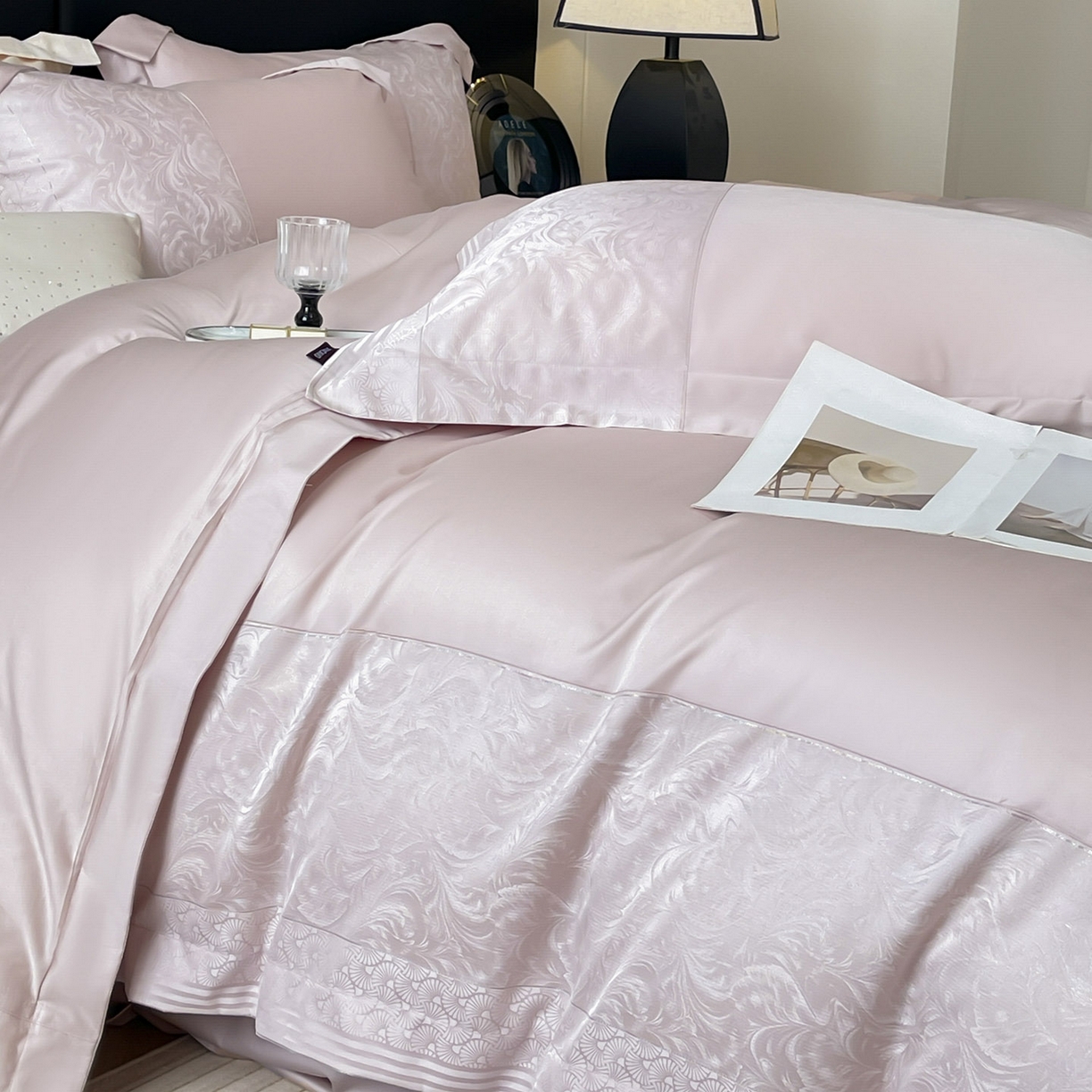 91家纺网 家纺一手货源 找家纺 2025新款高端A类贡缎提花长绒棉四件套纯棉全棉拼接被套纯色被套爆款床上用品-南翎 南翎-芸粉