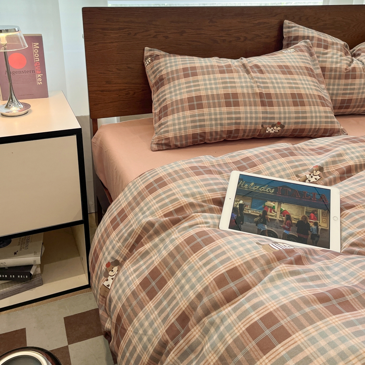 91家纺网 家纺一手货源 找家纺 典曼家纺 2025秋冬新品美拉德卡通磨毛四件套 甜心小狗