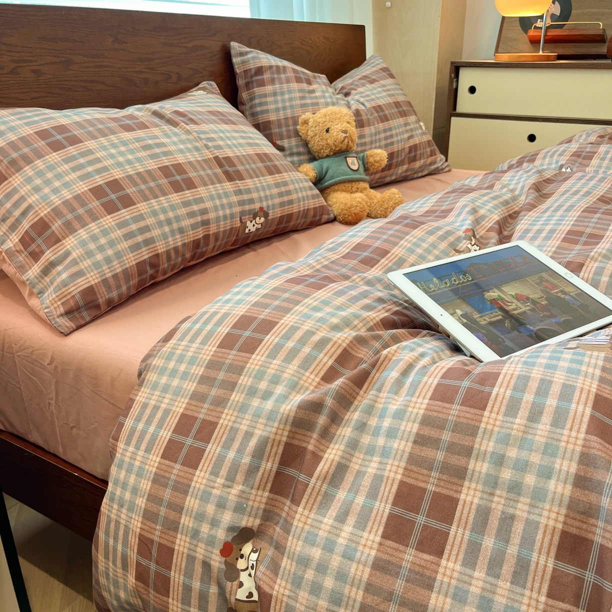 91家纺网 家纺一手货源 找家纺 典曼家纺 2025秋冬新品美拉德卡通磨毛四件套 甜心小狗