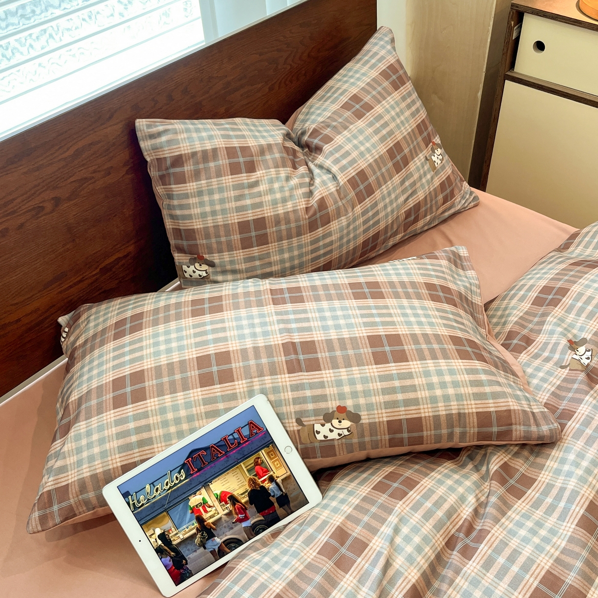 91家纺网 家纺一手货源 找家纺 典曼家纺 2025秋冬新品美拉德卡通磨毛四件套 甜心小狗