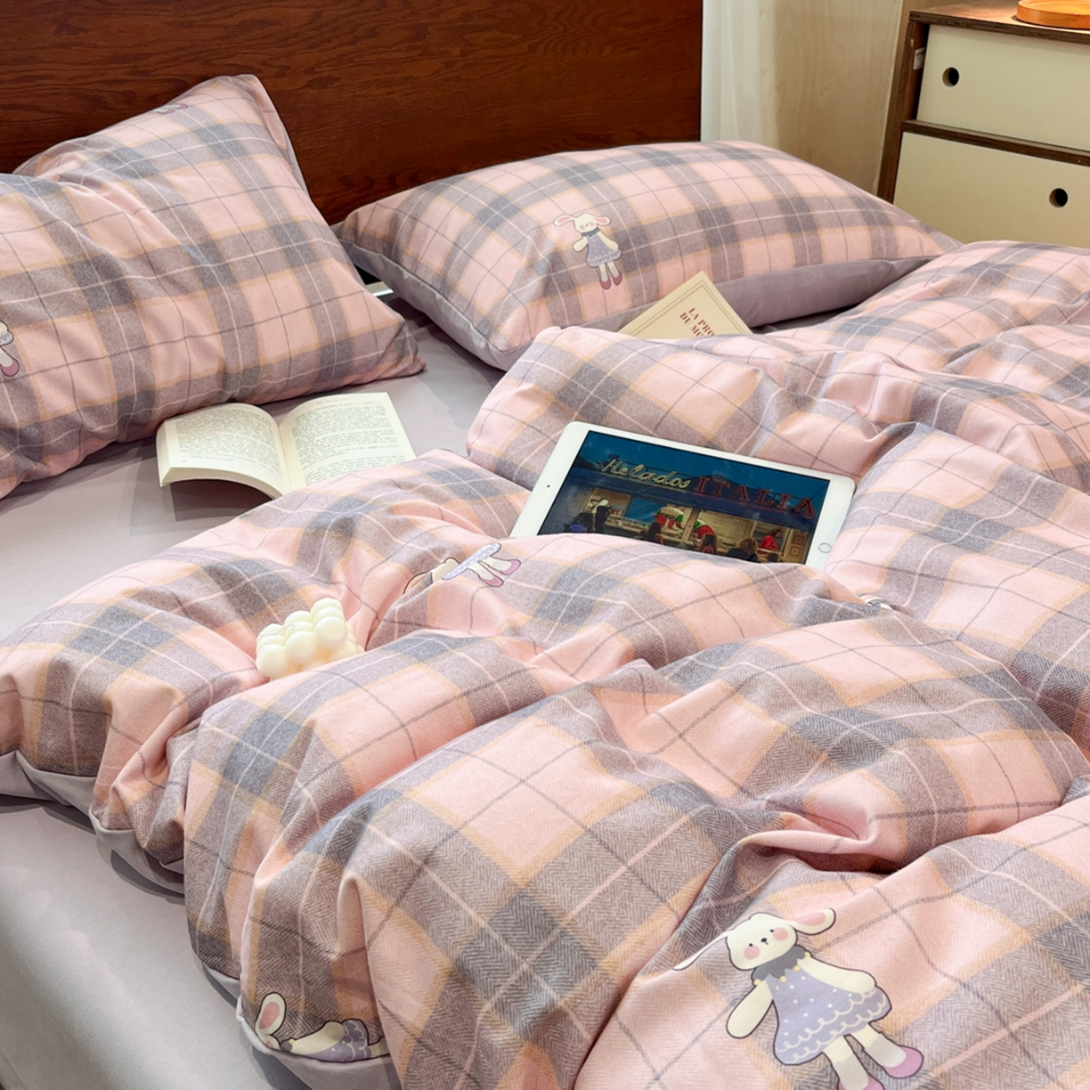 91家纺网 家纺一手货源 找家纺 典曼家纺 2025秋冬新品美拉德卡通磨毛四件套 薇薇安