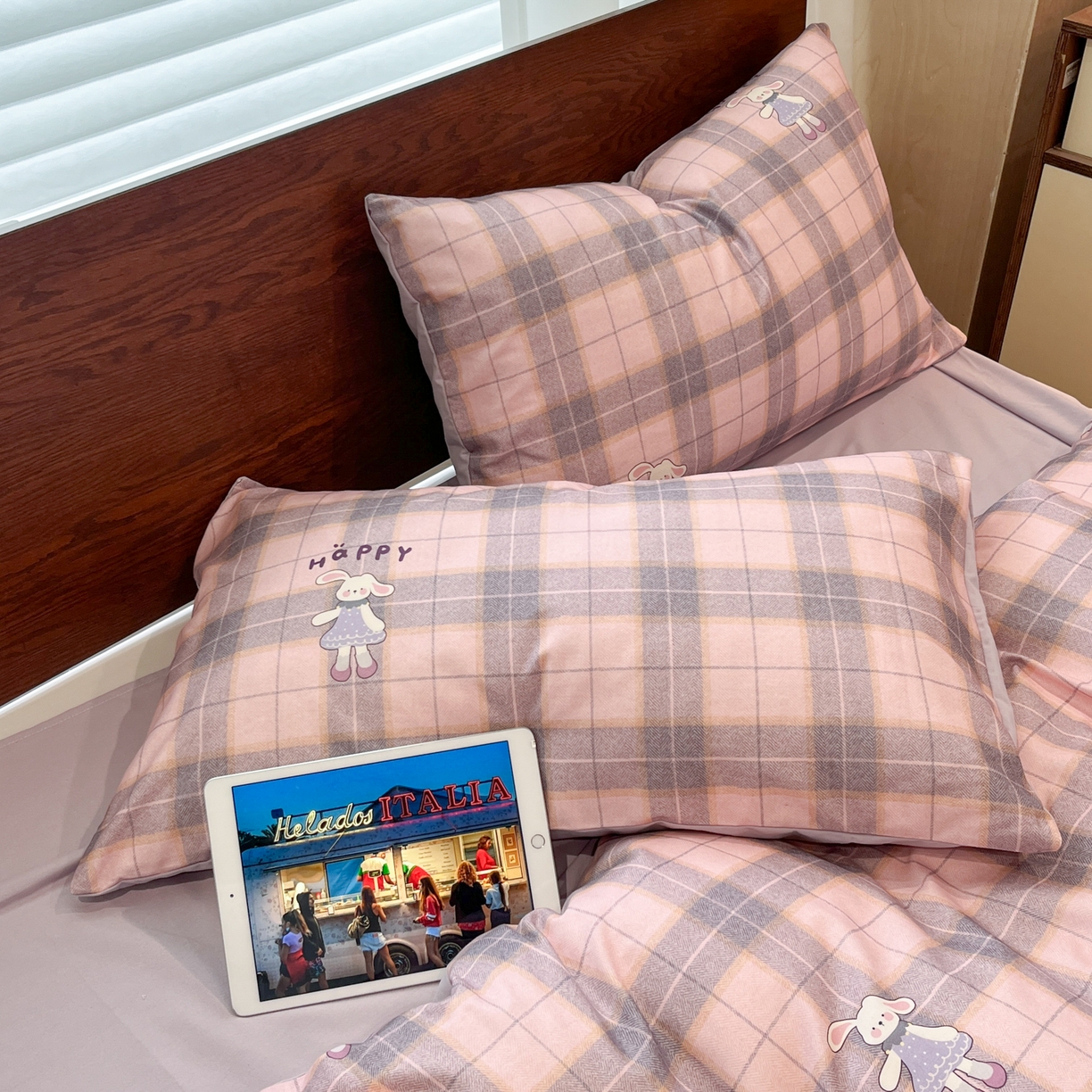 91家纺网 家纺一手货源 找家纺 典曼家纺 2025秋冬新品美拉德卡通磨毛四件套 薇薇安