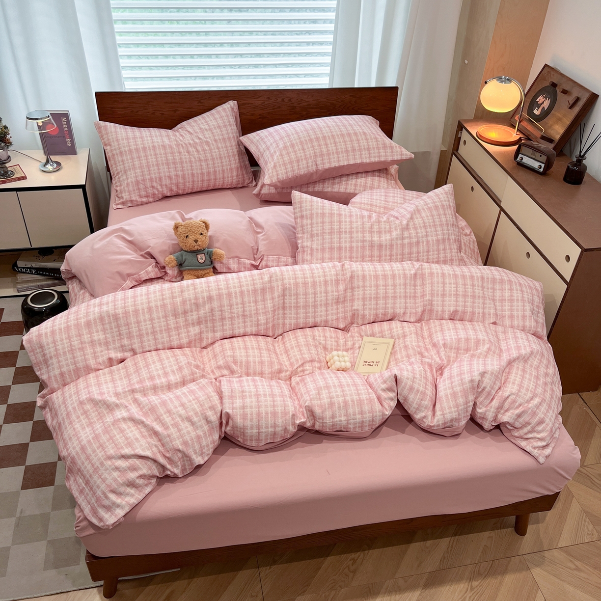 91家纺网 家纺一手货源 找家纺 典曼家纺 2025秋冬新品美拉德卡通磨毛四件套 邂逅-粉