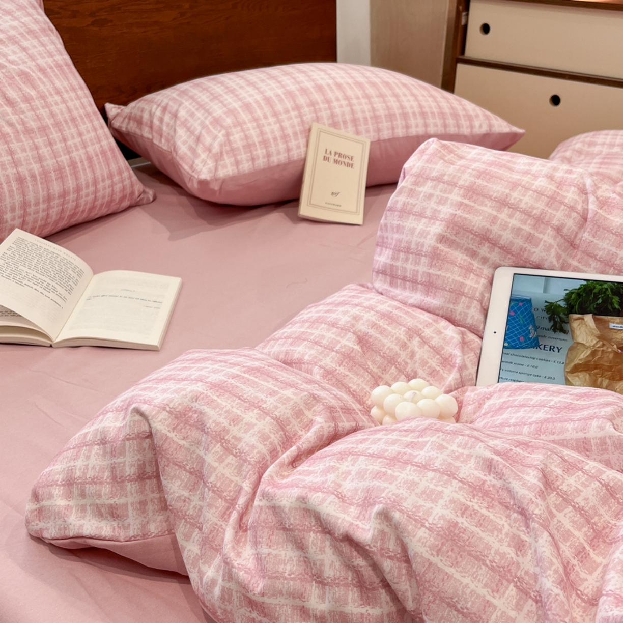 91家纺网 家纺一手货源 找家纺 典曼家纺 2025秋冬新品美拉德卡通磨毛四件套 邂逅-粉