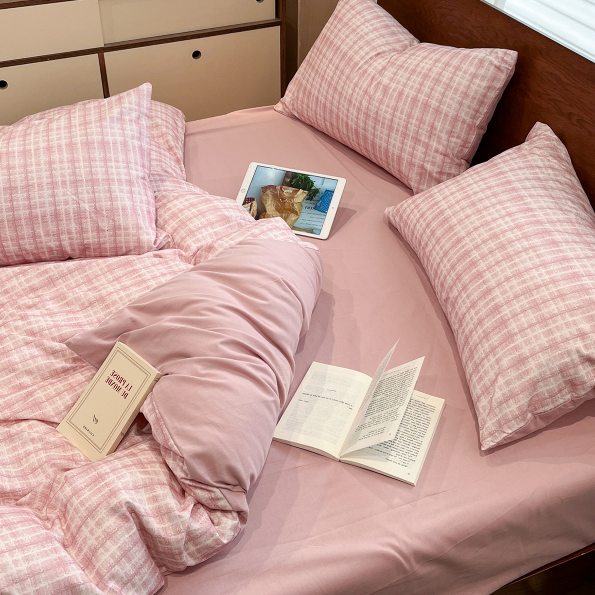 91家纺网 家纺一手货源 找家纺 典曼家纺 2025秋冬新品美拉德卡通磨毛四件套 邂逅-粉