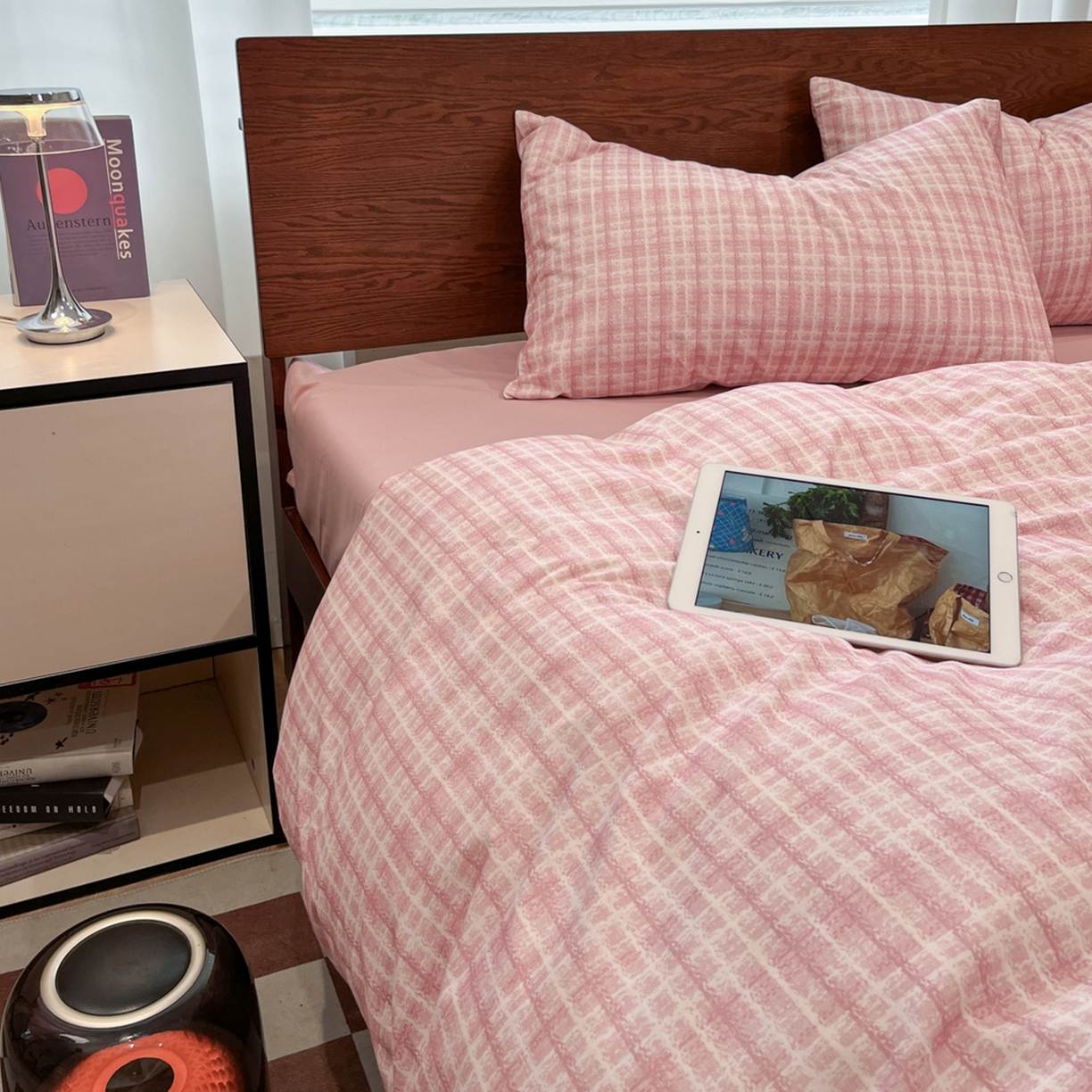 91家纺网 家纺一手货源 找家纺 典曼家纺 2025秋冬新品美拉德卡通磨毛四件套 邂逅-粉