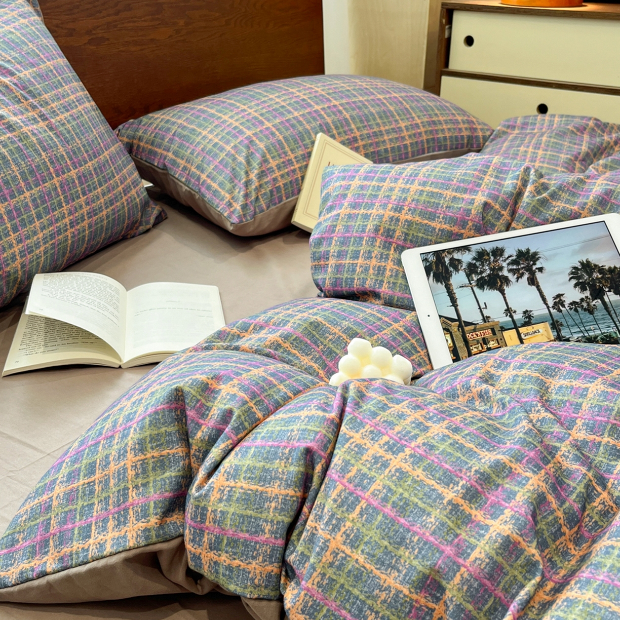 91家纺网 家纺一手货源 找家纺 典曼家纺 2025秋冬新品美拉德卡通磨毛四件套 邂逅-紫