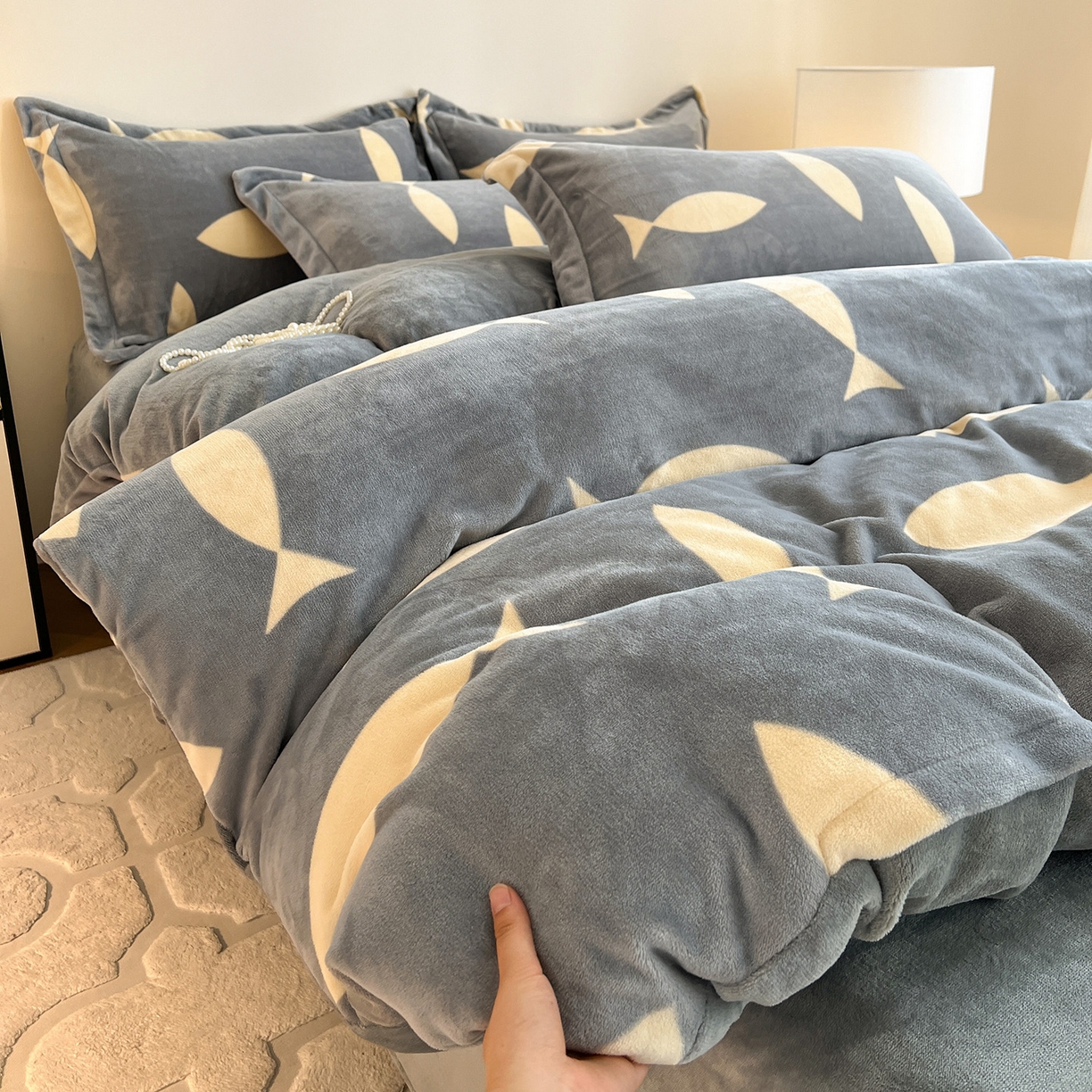 91家纺网 家纺一手货源 找家纺 （总）富馨莱 2025新款牛奶绒印花四件套240克面料支持一件定制尺寸