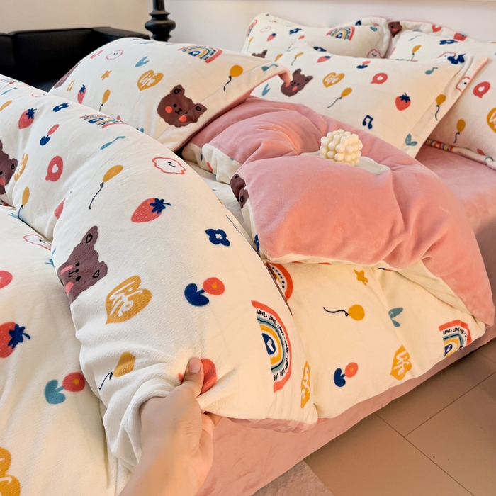 91家纺网 家纺一手货源 找家纺 （总）富馨莱 2025新款牛奶绒印花四件套240克面料支持一件定制尺寸