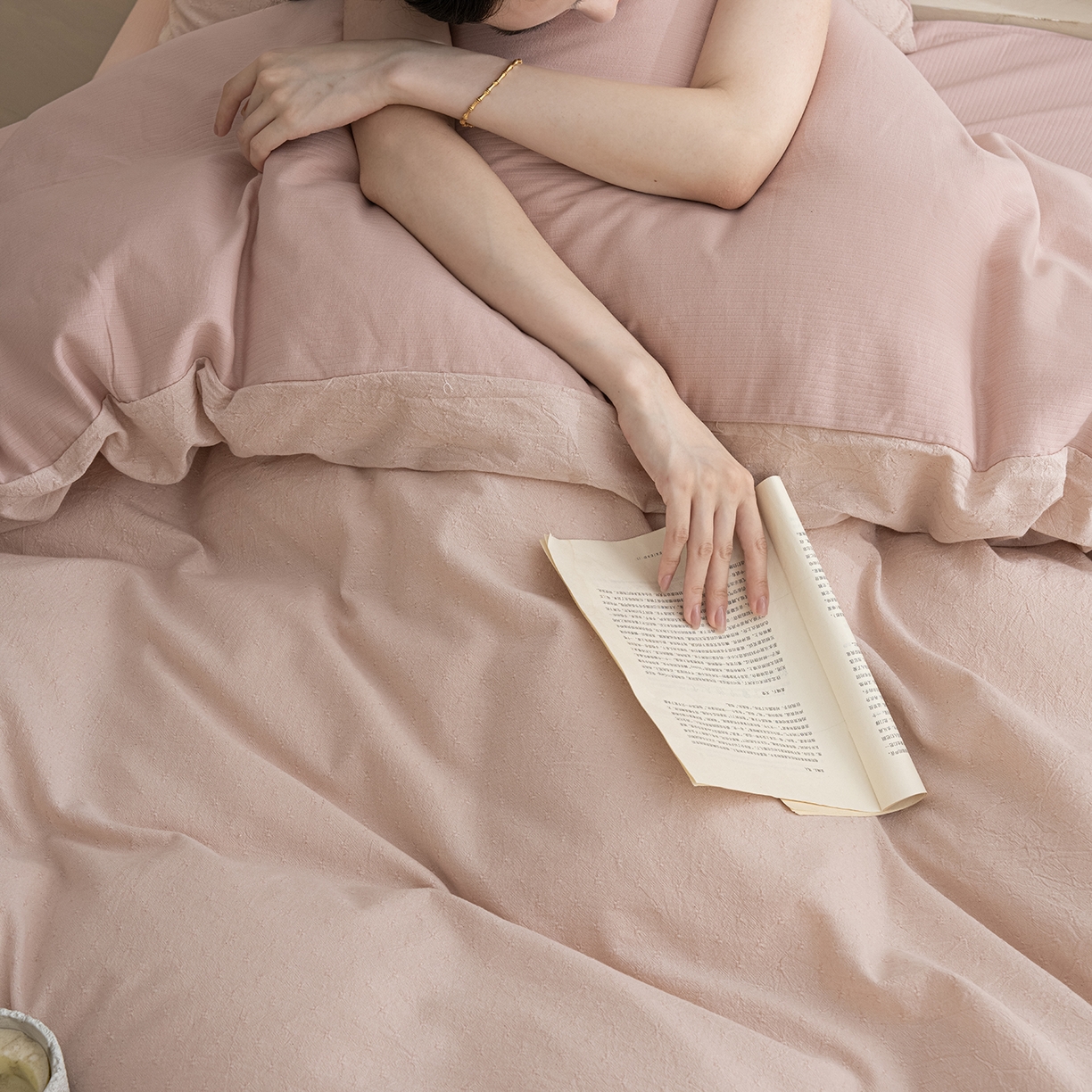 91家纺网 家纺一手货源 找家纺 典曼家纺 2025秋冬新品棉麻提花磨毛四件套-云缦系列 云缦-粉