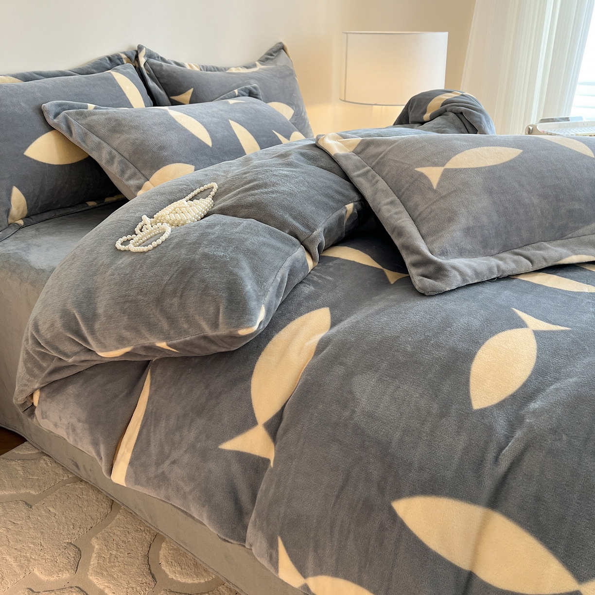 91家纺网 家纺一手货源 找家纺 富馨莱 2025新款牛奶绒印花四件套240克面料支持一件定制尺寸 布朗灰