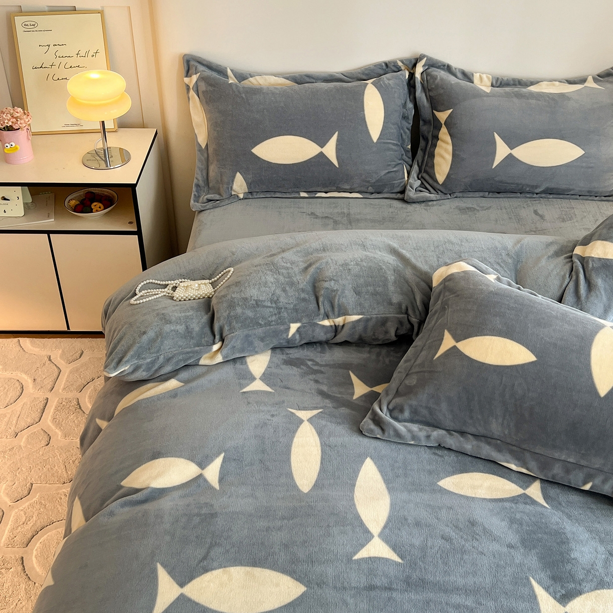 91家纺网 家纺一手货源 找家纺 富馨莱 2025新款牛奶绒印花四件套240克面料支持一件定制尺寸 布朗灰