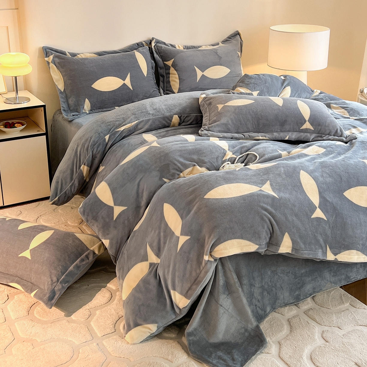 91家纺网 家纺一手货源 找家纺 富馨莱 2025新款牛奶绒印花四件套240克面料支持一件定制尺寸 布朗灰