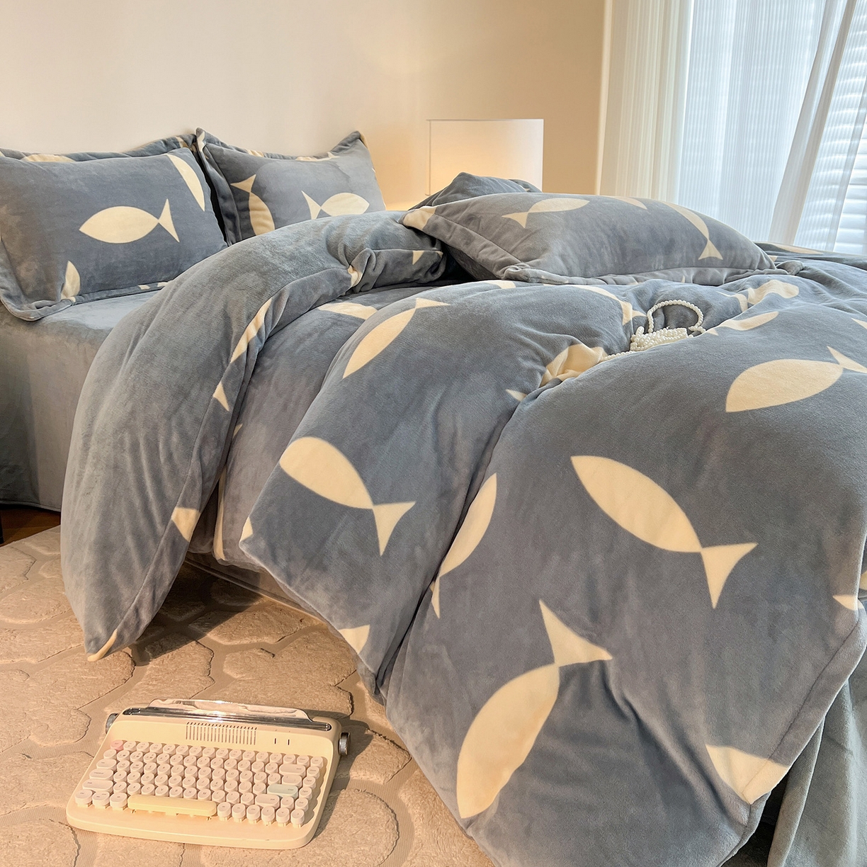 91家纺网 家纺一手货源 找家纺 富馨莱 2025新款牛奶绒印花四件套240克面料支持一件定制尺寸 布朗灰