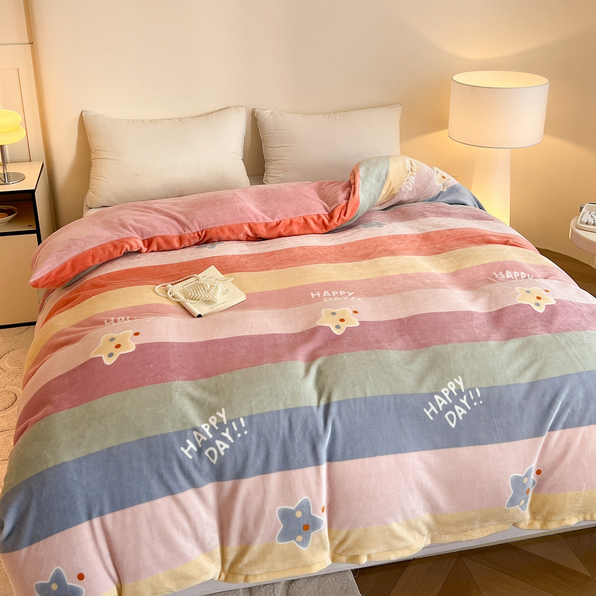 91家纺网 家纺一手货源 找家纺 富馨莱 2025新款牛奶绒印花四件套240克面料支持一件定制尺寸 彩虹星星