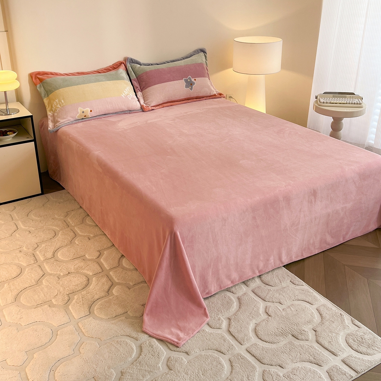 91家纺网 家纺一手货源 找家纺 富馨莱 2025新款牛奶绒印花四件套240克面料支持一件定制尺寸 彩虹星星