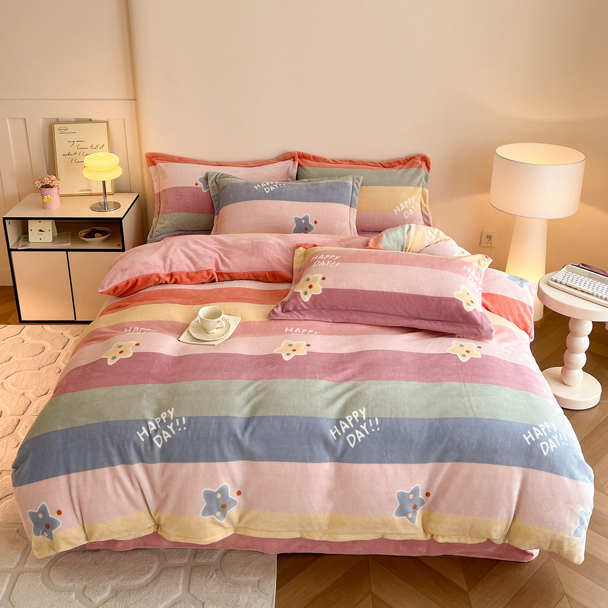 91家纺网 家纺一手货源 找家纺 富馨莱 2025新款牛奶绒印花四件套240克面料支持一件定制尺寸 彩虹星星