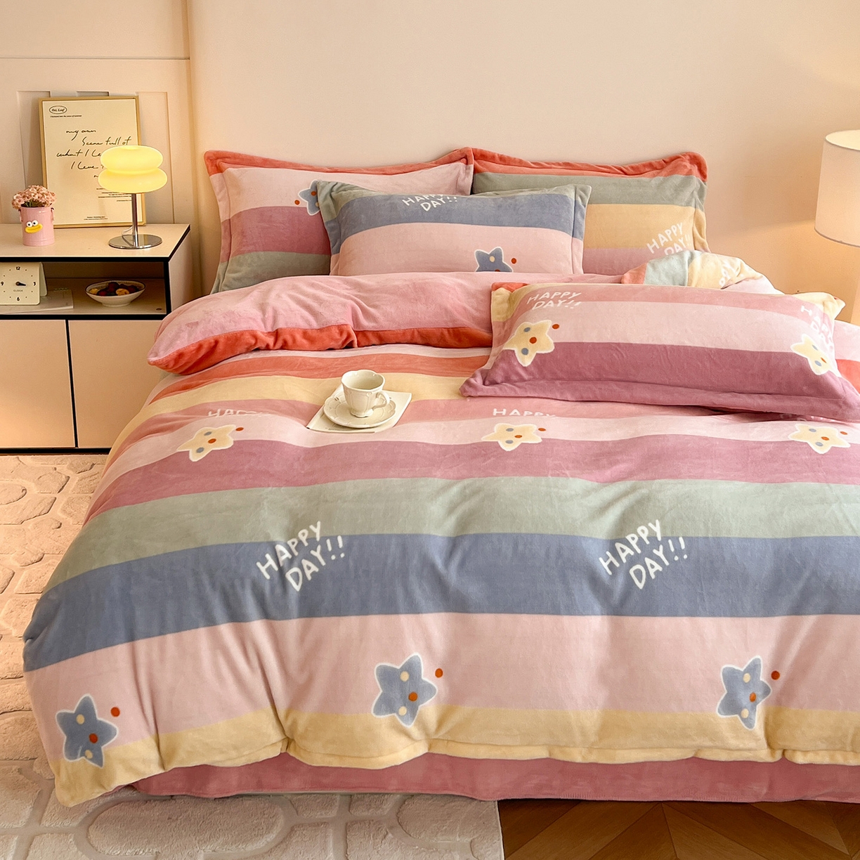 91家纺网 家纺一手货源 找家纺 富馨莱 2025新款牛奶绒印花四件套240克面料支持一件定制尺寸 彩虹星星