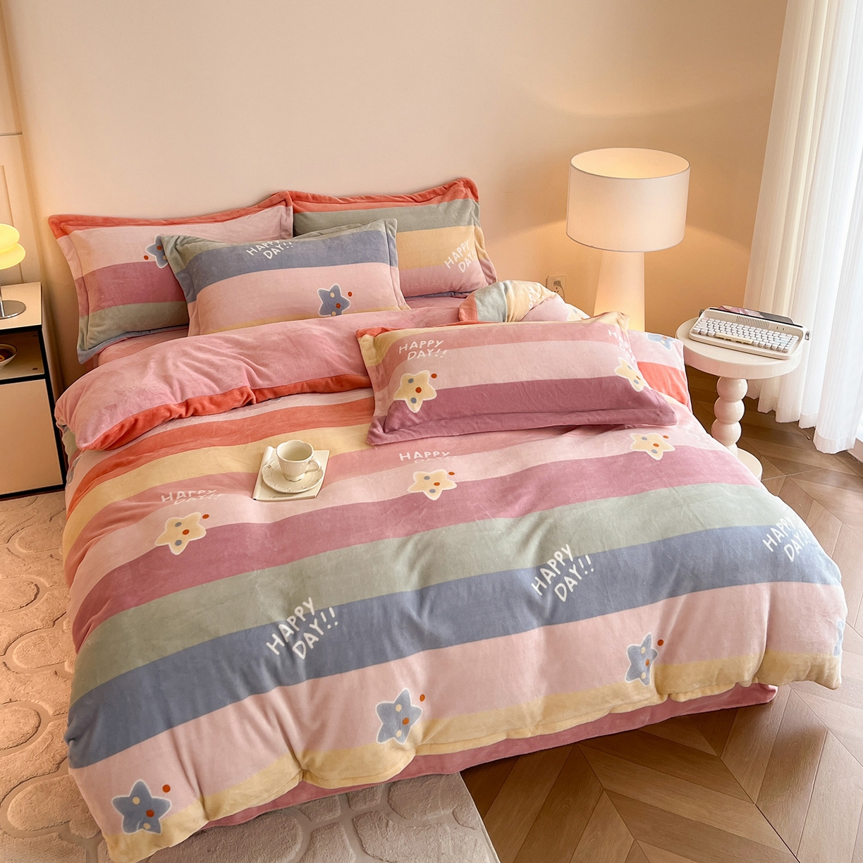 91家纺网 家纺一手货源 找家纺 富馨莱 2025新款牛奶绒印花四件套240克面料支持一件定制尺寸 彩虹星星