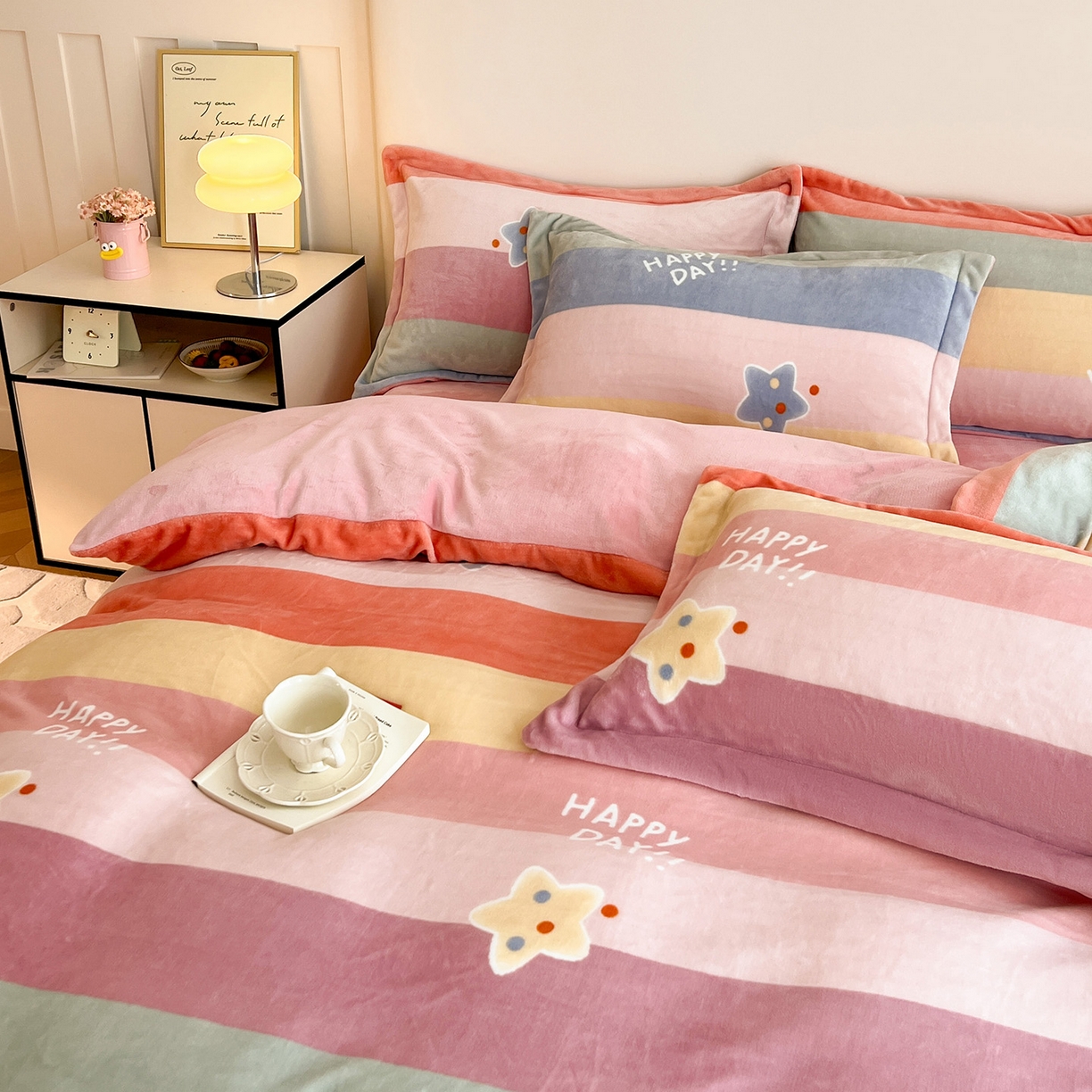 91家纺网 家纺一手货源 找家纺 富馨莱 2025新款牛奶绒印花四件套240克面料支持一件定制尺寸 彩虹星星