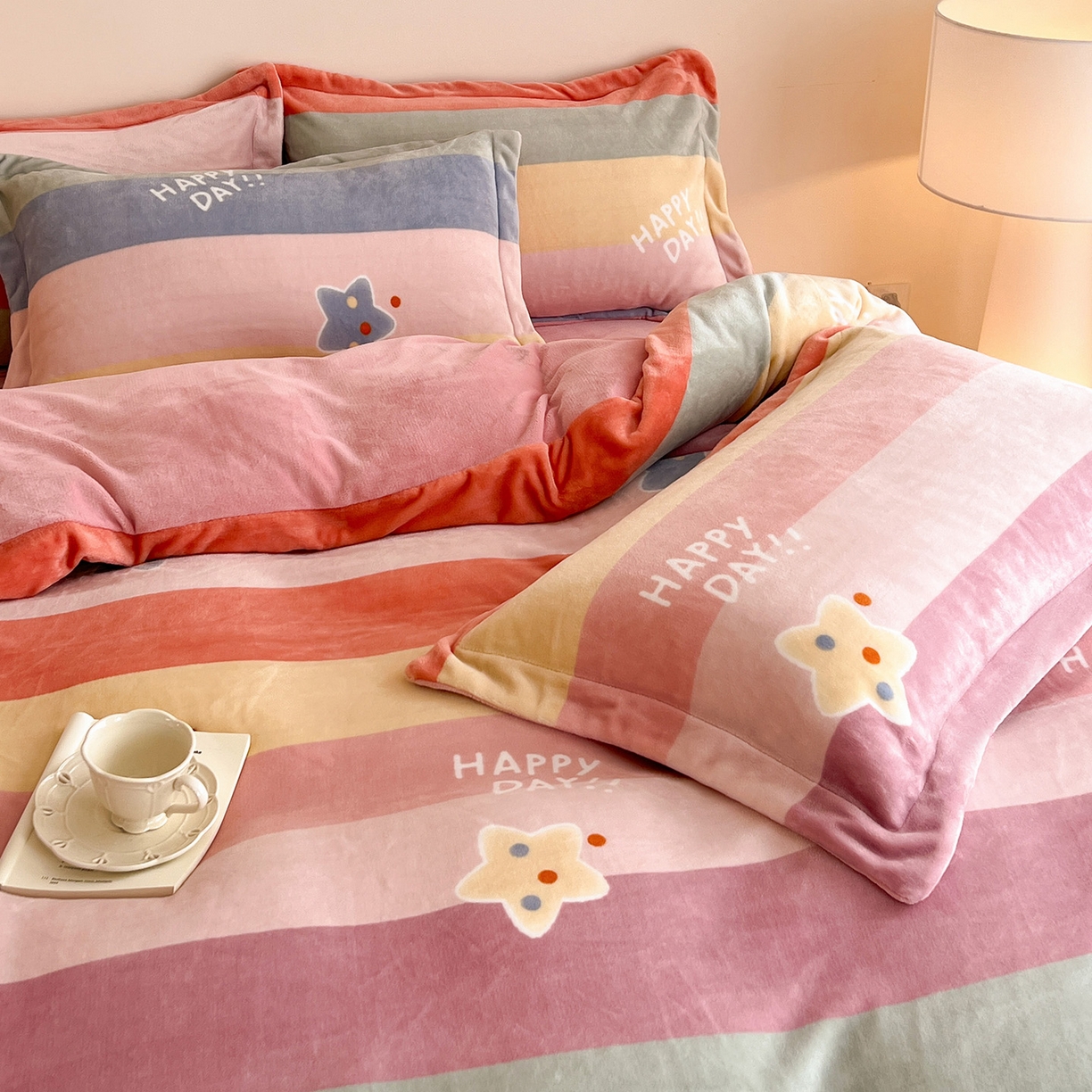 91家纺网 家纺一手货源 找家纺 富馨莱 2025新款牛奶绒印花四件套240克面料支持一件定制尺寸 彩虹星星