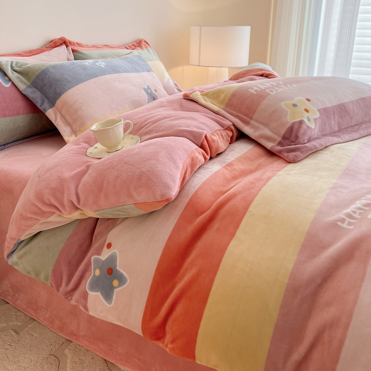 91家纺网 家纺一手货源 找家纺 富馨莱 2025新款牛奶绒印花四件套240克面料支持一件定制尺寸 彩虹星星