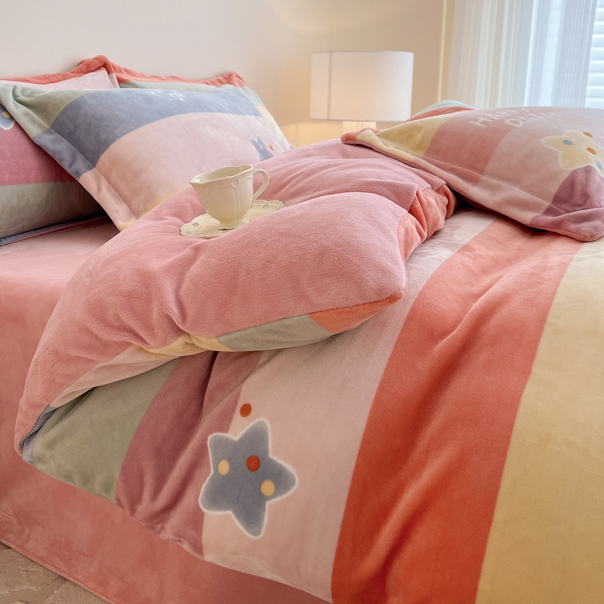 91家纺网 家纺一手货源 找家纺 富馨莱 2025新款牛奶绒印花四件套240克面料支持一件定制尺寸 彩虹星星