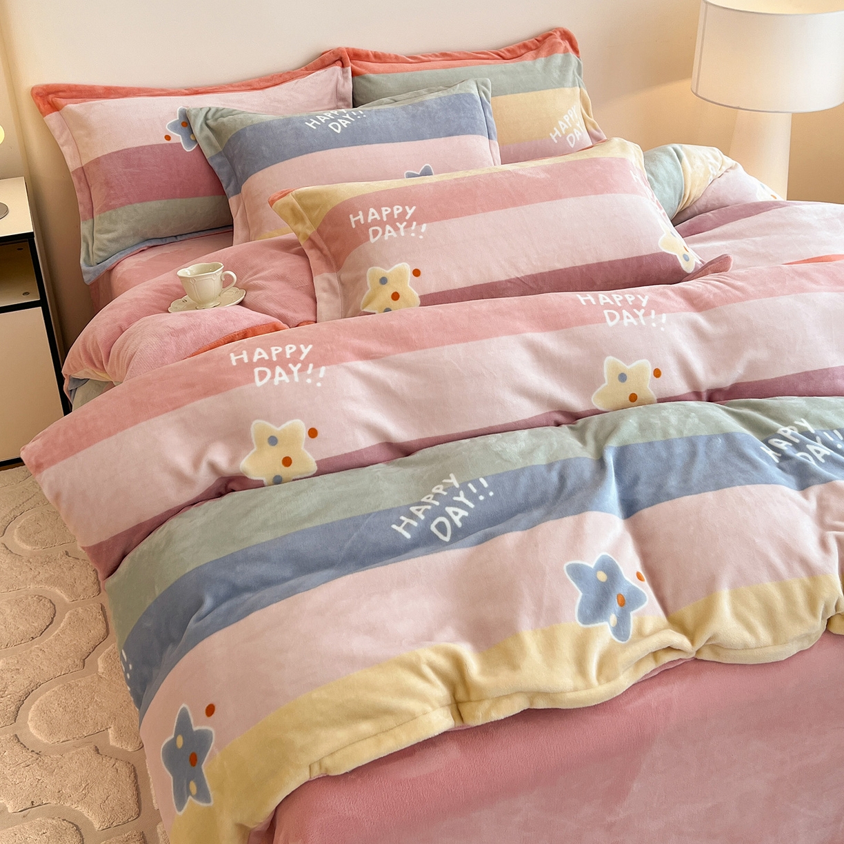 91家纺网 家纺一手货源 找家纺 富馨莱 2025新款牛奶绒印花四件套240克面料支持一件定制尺寸 彩虹星星