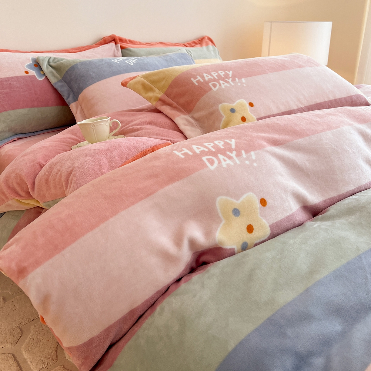 91家纺网 家纺一手货源 找家纺 富馨莱 2025新款牛奶绒印花四件套240克面料支持一件定制尺寸 彩虹星星